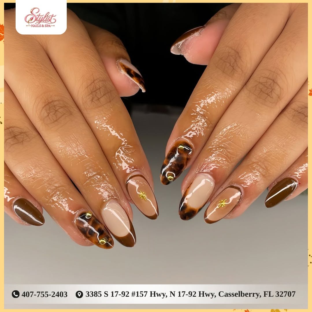 Chocolate brown and tortoiseshell nails with gold stars
